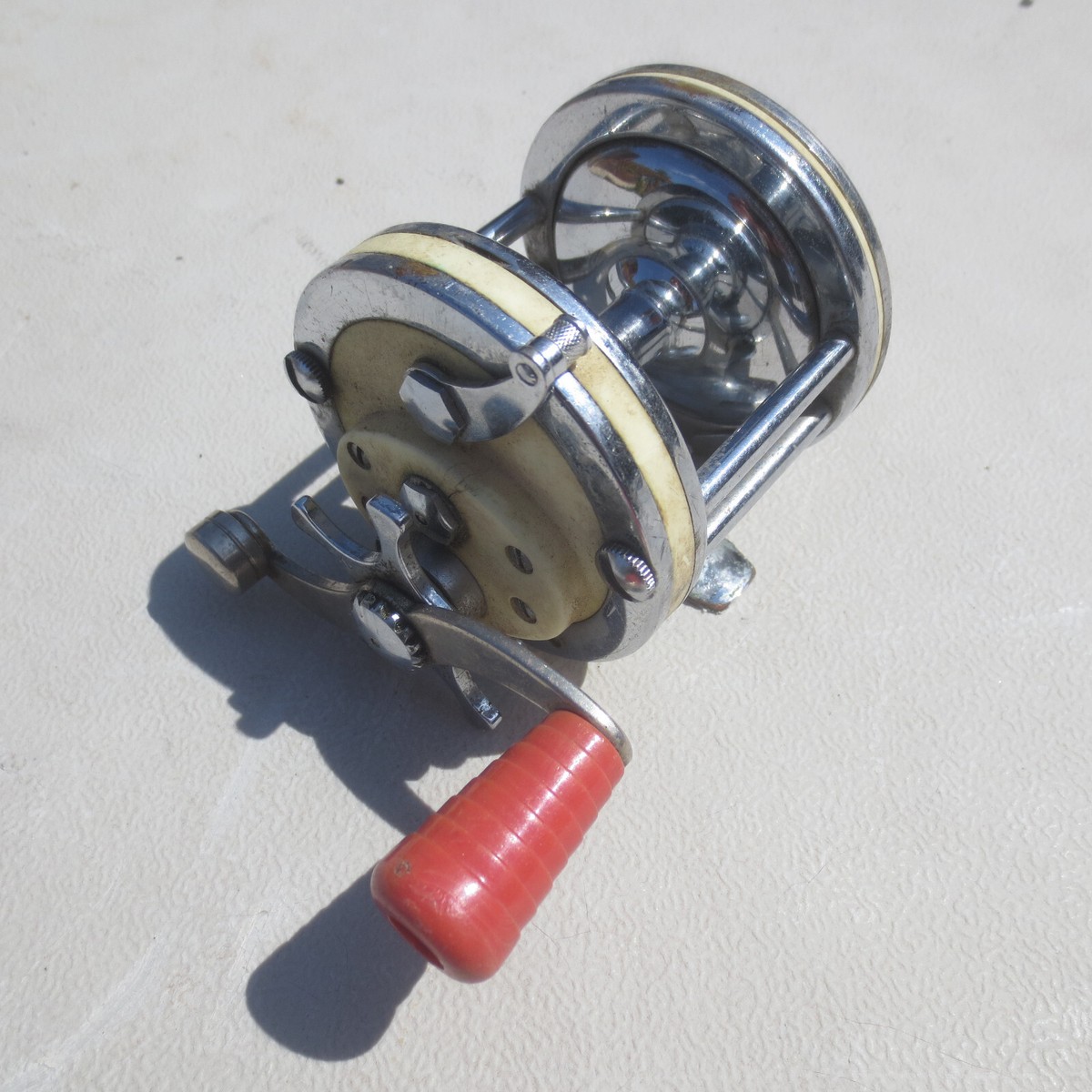 Moulinet de pêche en mer Mitchell Garcia 624 vintage