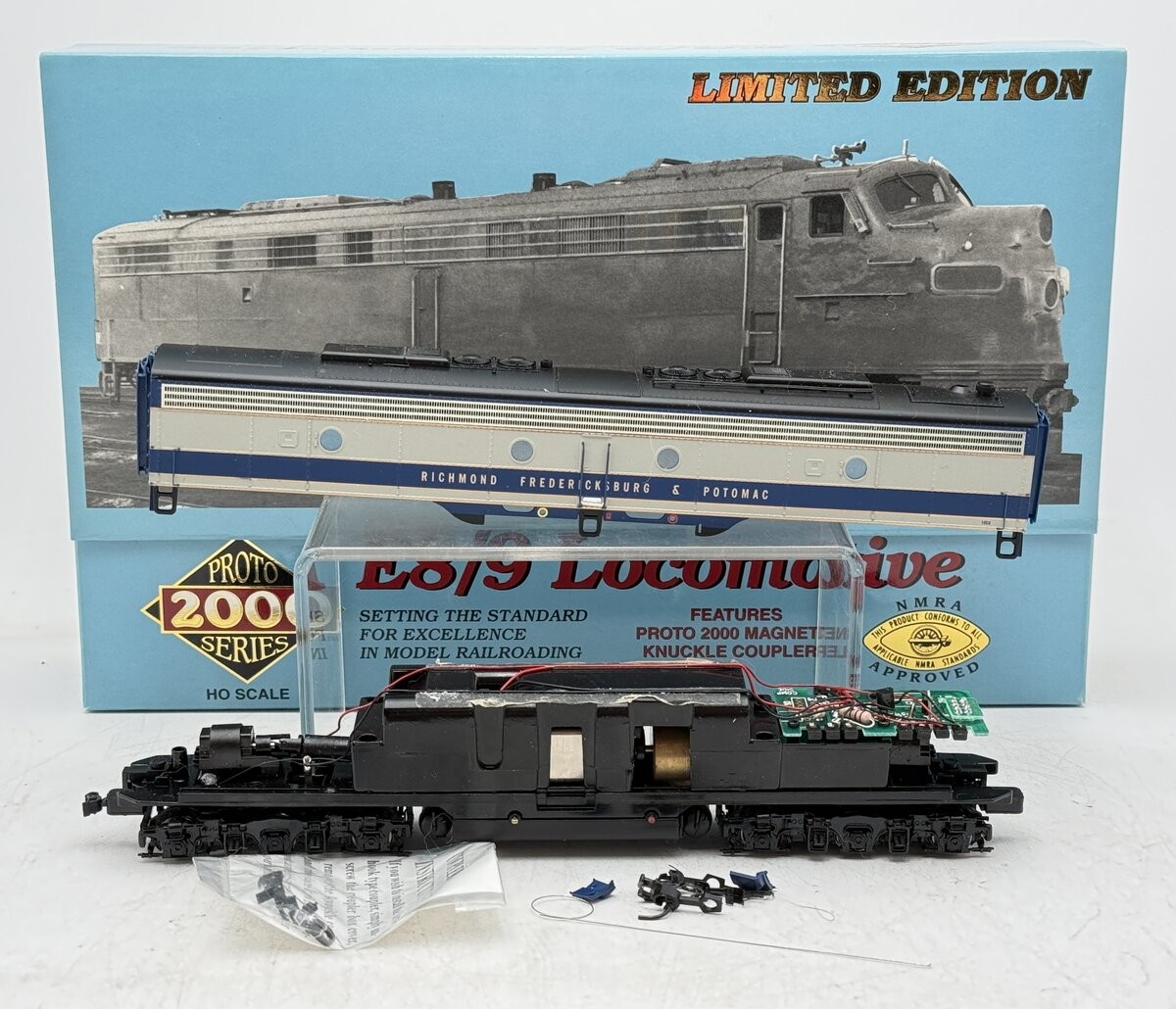 Proto 2000 Illinois Central HO Scale EMD E8/9 Diesel Locomotive
