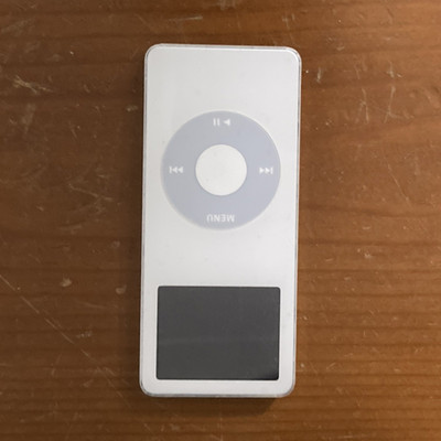 Apple iPod nano 1st Gen 2GB White Click Wheel Digital Music Player A1137