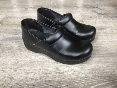Dansko Professional Women s Size 39 EU / 8 US Wide Black Leather Clogs Shoes