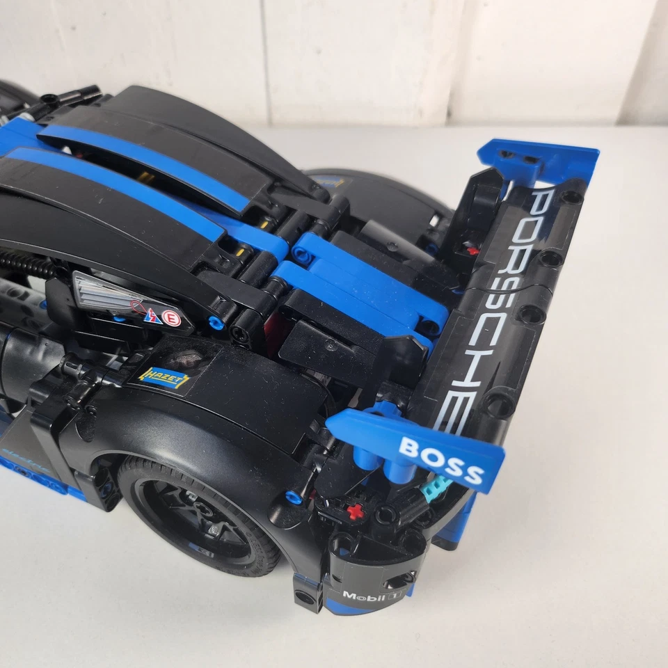 LEGO Technic 42176 Porsche GT4 e-Performance, foto 4 di 5
