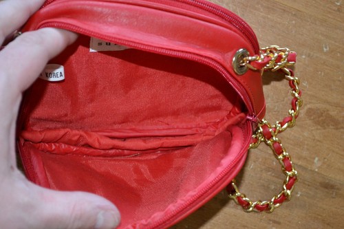 Pequeño bolso de vinilo rojo Summit Hill, estilo embrague con correa, en excelente estado - Imagen 4 de 5