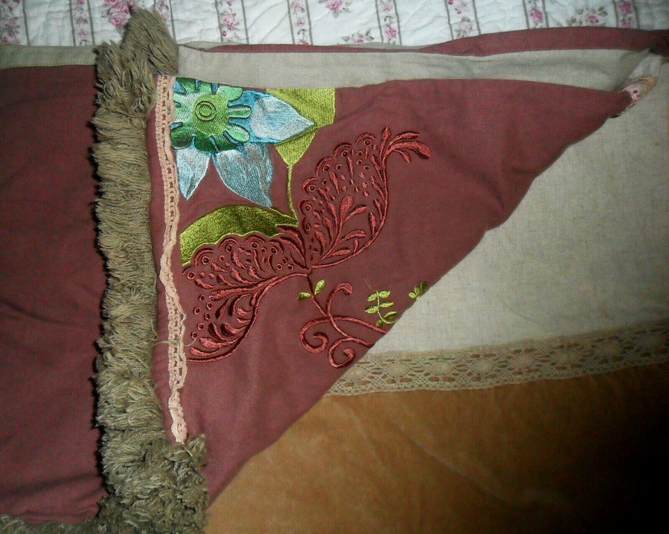 Bordado THROW por Tracy Porter, lino terciopelo champán, flecos de encaje, flores Foto 4 de 4