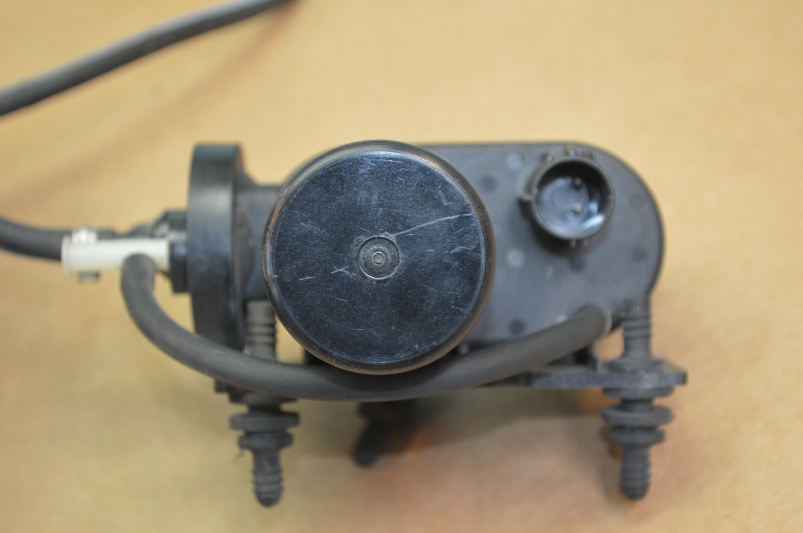 2009 ASTON MARTIN VANTAGE V8 ENGINE VACUUM AIR PUMP WITH RESERVOIR 4C342A451B