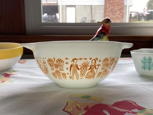 Beautiful Pyrex Butterprint Orange/ Pumpkin 442 Bowl