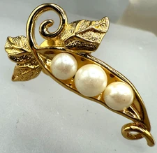 VINTAGE ESTATE GOLD PLATED FAUX PEARL PEAPOD PEA POD LAPEL BROOCH PIN
