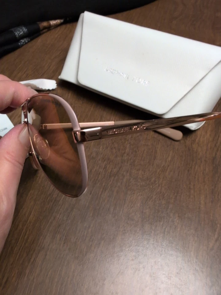 Очки солнцезащитные Michael Kors Chelsea розовое золото обнаженные бежевые зеркальный чехол сертификат  - Изображение 4 из 4