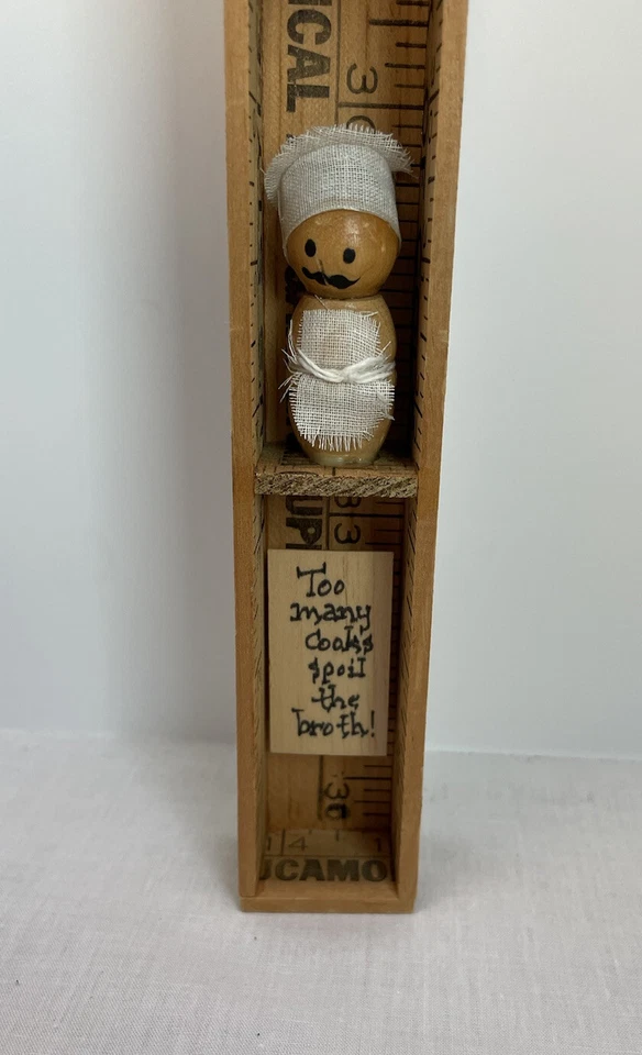 Estante de curiosidades vintage “demasiados cocineros” hecho de reglas cocina retro Foto 3 de 4