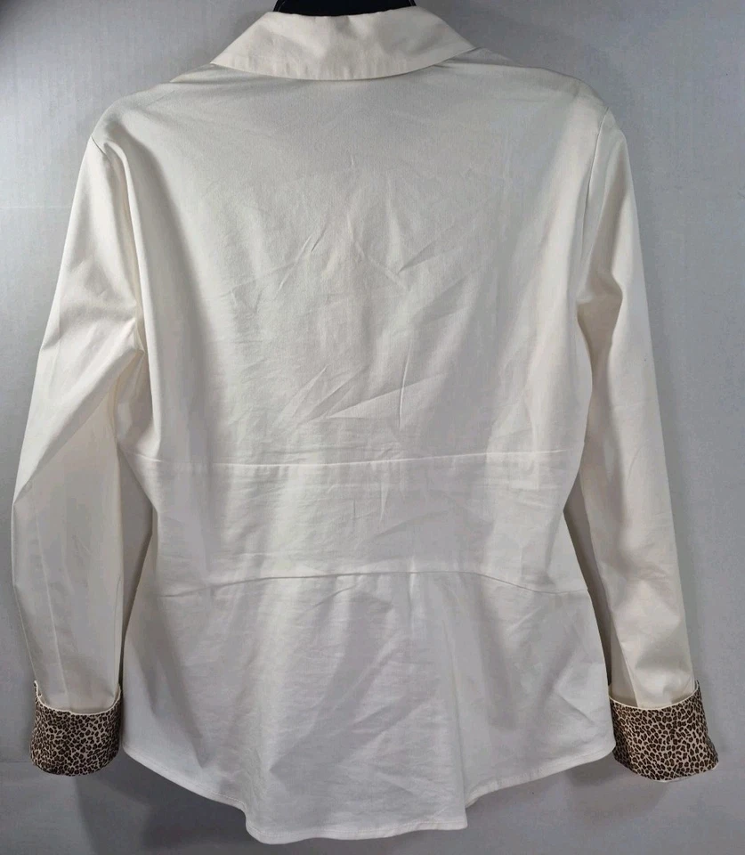 Camisa New York & Company Mediana Elastizada Manga Larga Estampado Animal Top Abotonado Foto 3 de 4