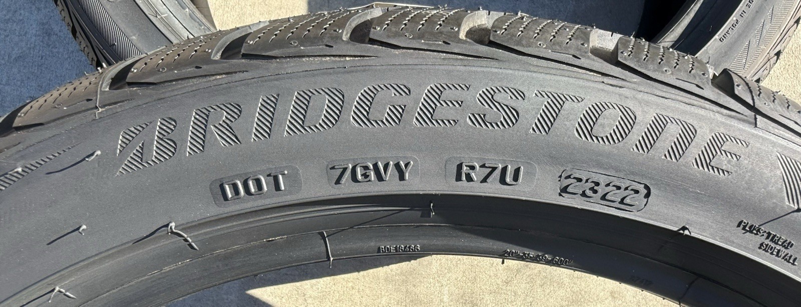 TWO BRAND NEW 215/45R20 95V Bridgestone Blizzak LM-32 BMW i8 Tires 2154520