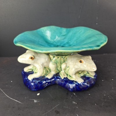 Vintage Ceramic 3 Frogs Holding Lily Pad Bowl Dish Centerpiece Tray 9'' Diameter