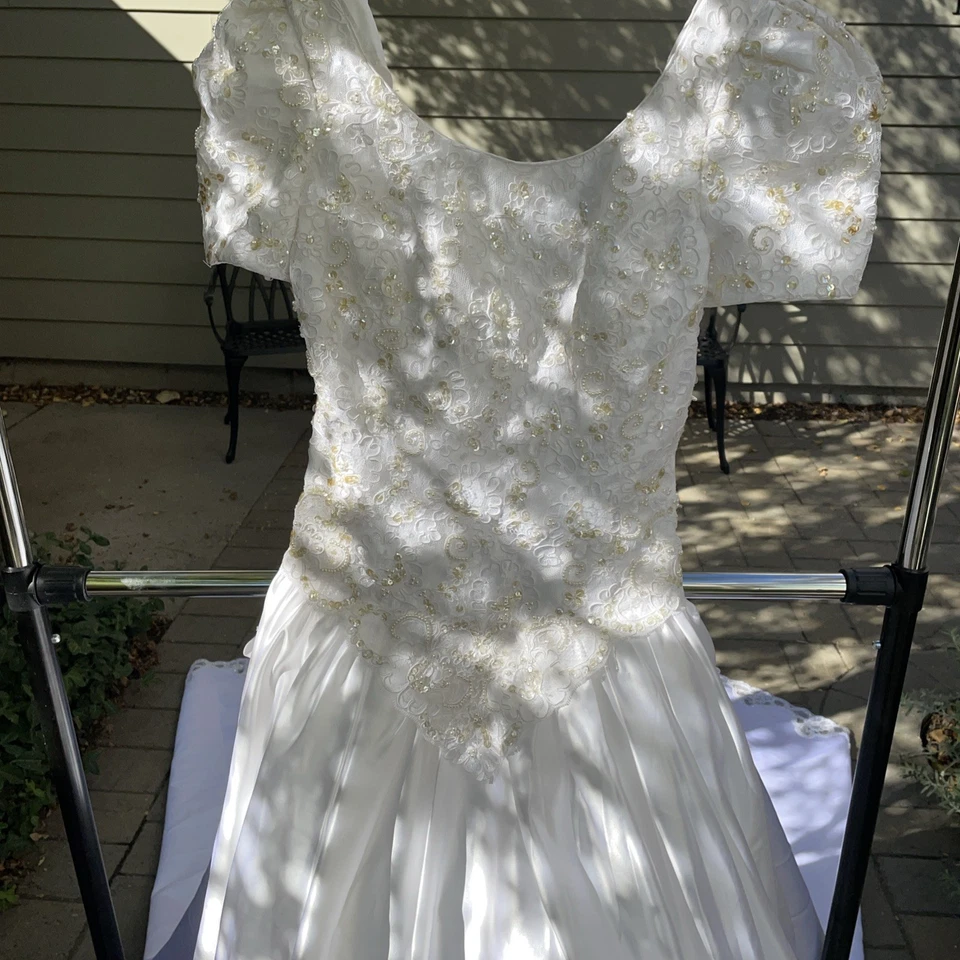 Vestido de novia Alfred Angel vintage satinado blanco modesto talla 10 nunca usado Foto 2 de 4