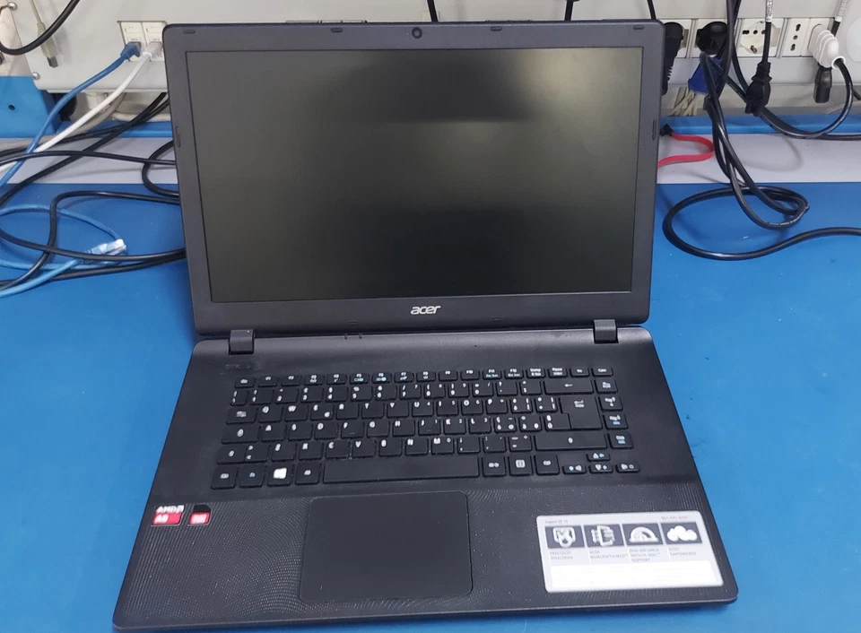 Notebook Acer Aspire ES!-521 AMD E8-6410 RAM 8 GB SSD 128 GB S.O. Win 10 H - Immagine 2 di 4