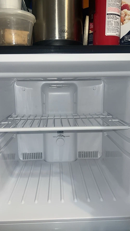 Magic Chef HMDR1000BE 10,1 ft³ Refrigerador con congelador superior - negro Foto 4 de 4