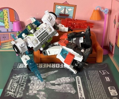 Transformers Generations Legacy Evolution Deluxe Class Autobot Medix COMPLETE