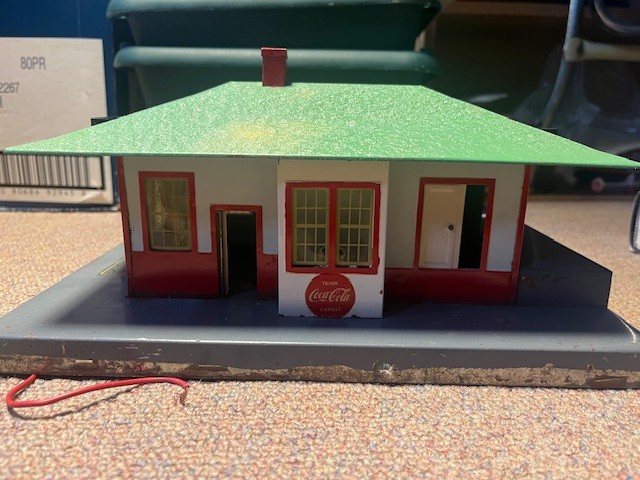 Train toy AMERICAN FLYER LIGHTED STATION NO.587. HAS ALL GLASS. DOORS. very good