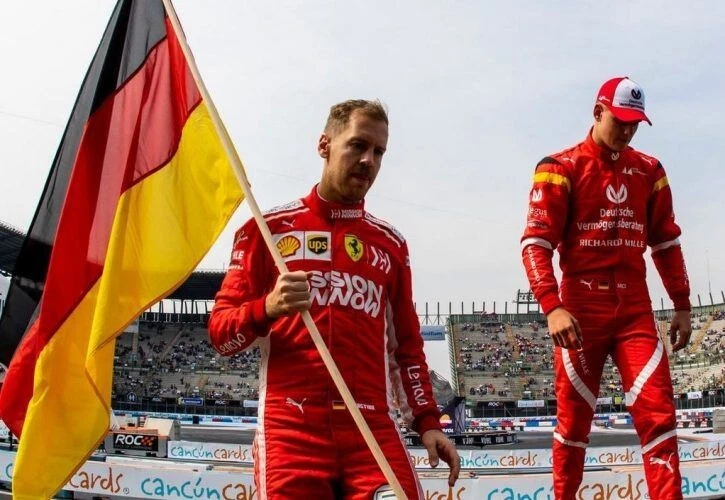 Figura 1/43 Sebastian Vettel Ferrari con bandera Fórmula 1 + podio Foto 4 de 4