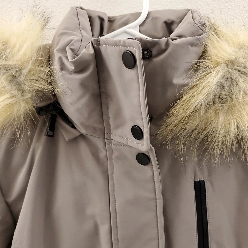 Abrigo parka con capucha extraíble de piel sintética gris cálido Tahari para mujer talla pequeña Foto 2 de 4