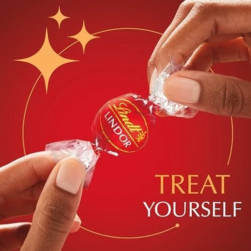 Trufas de chocolate con leche Lindt LINDOR, suaves, centro de fusión, caja de 60 unidades. Foto 4 de 4