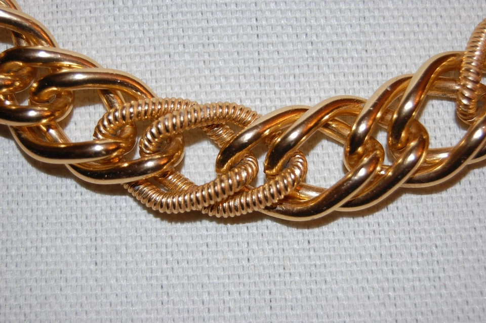 ELEGANT VTG ANNE KLEIN COUTURE LARGE BOLD GOLDEN RIBBED STATEMENT CHAIN NECKLACE - Изображение 4 из 4