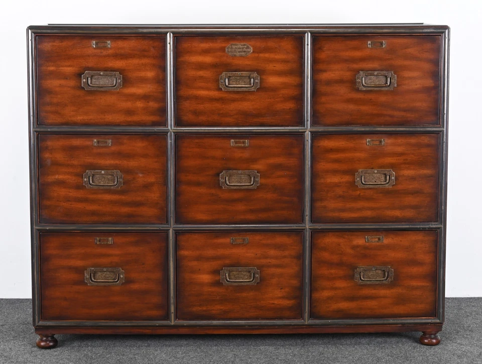 Cajonera Theodore Alexander de nogal con archivador, siglo XXI Foto 2 de 4