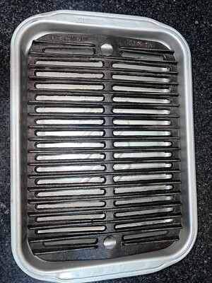 EUC Nordic Ware Cast Iron Grill  N Sear Oven Pan Grille 16 3/8'' x 11   