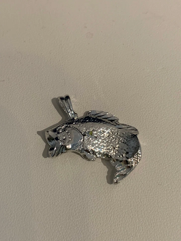 Dije colgante pez lubina saltarín chapado en rodio 3D corte diamante pez deportivo nuevo Foto 3 de 4