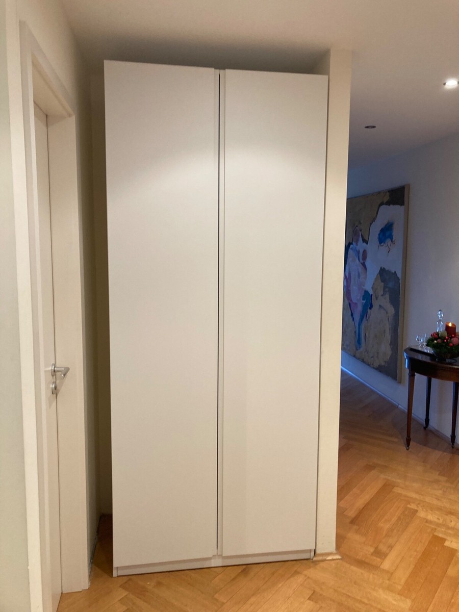 Schmaler Schrank, weiß, absolut neuwertig, heute von Ikea perfekt aufgebaut