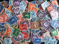 1000 Mixed Colours GB Wildings Postage Stamps for Art/Crafting, used off paper
