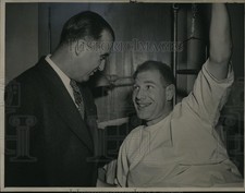 1946 Press Photo A.B. Chandler visits Bill Veeck at the Cleveland Clinic.