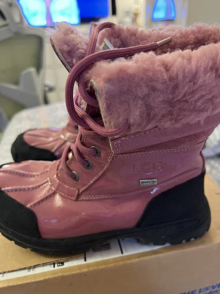 Bota de nieve de invierno rosa charol UGGS para mujer 1001964 talla 3 juvenil Foto 2 de 4