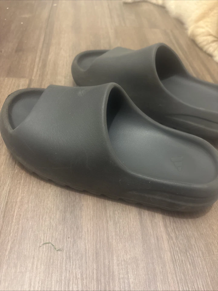 Diapositivas Yeezy azul marino para hombre talla 11 Foto 2 de 4