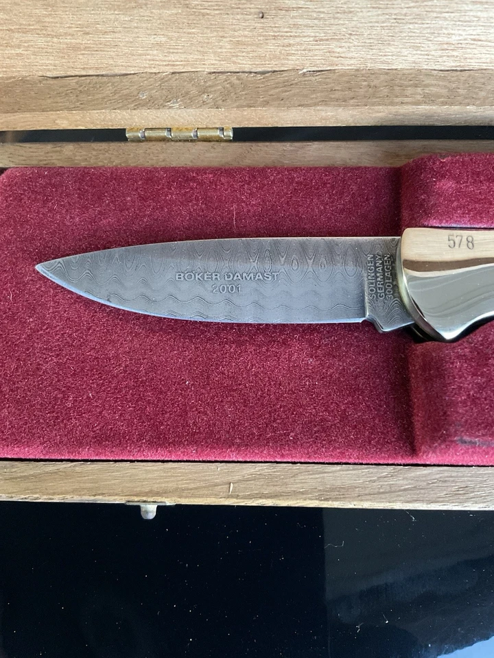CUCHILLO CARPETA BOKER 300 2001 LAGEN DAMASCUS 578 DE 999 Y ESTUCHE Foto 2 de 4