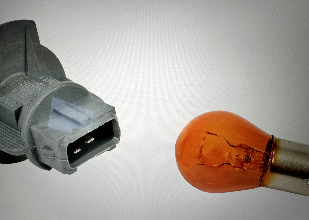 1x TURN SIGNAL LEFT CLEAR EUROPA OE VOLVO V70, S70, C70 (9467894 