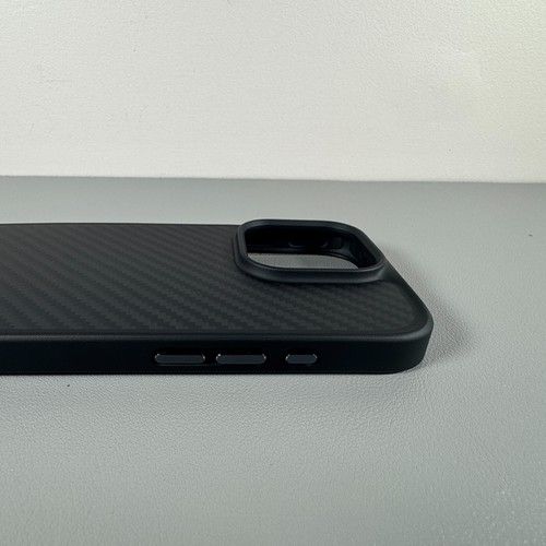TORRAS Hülle für iPhone 16 Pro - Aramidfaser Schwarz | Magnet | Seitentasten - Bild 8 von 17