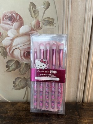 The Crème Shop x Hello Kitty Soft Essentials Eyeshadow Brush Set Pink Vegan