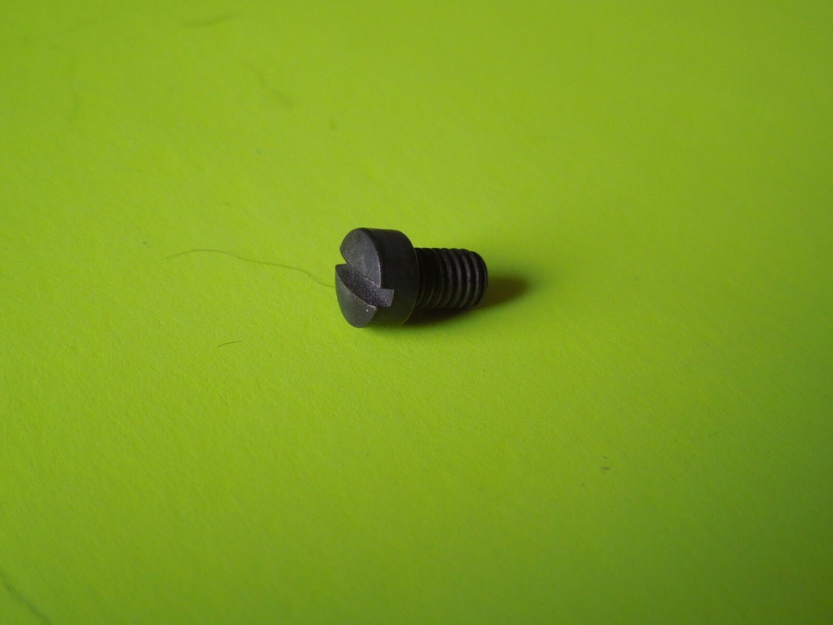 1 NOS OEM Harley Davidson 8-32 x 1/4
