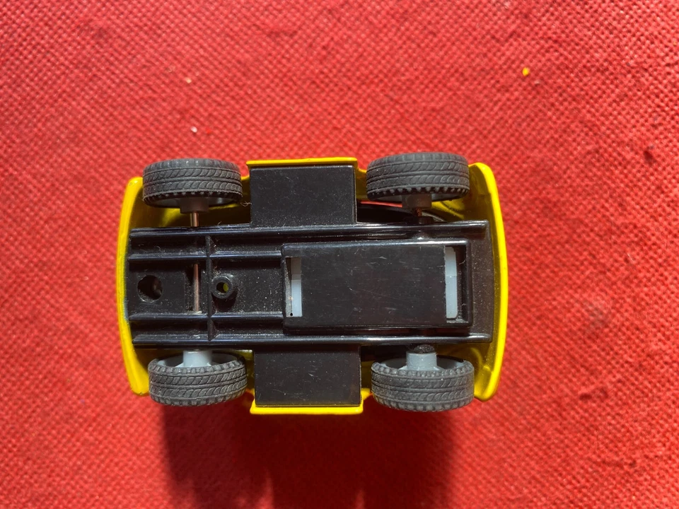 Modellino Auto MAGGIOLINO VW CARS in metallo Giallo ruote gomma con carica - Immagine 3 di 3