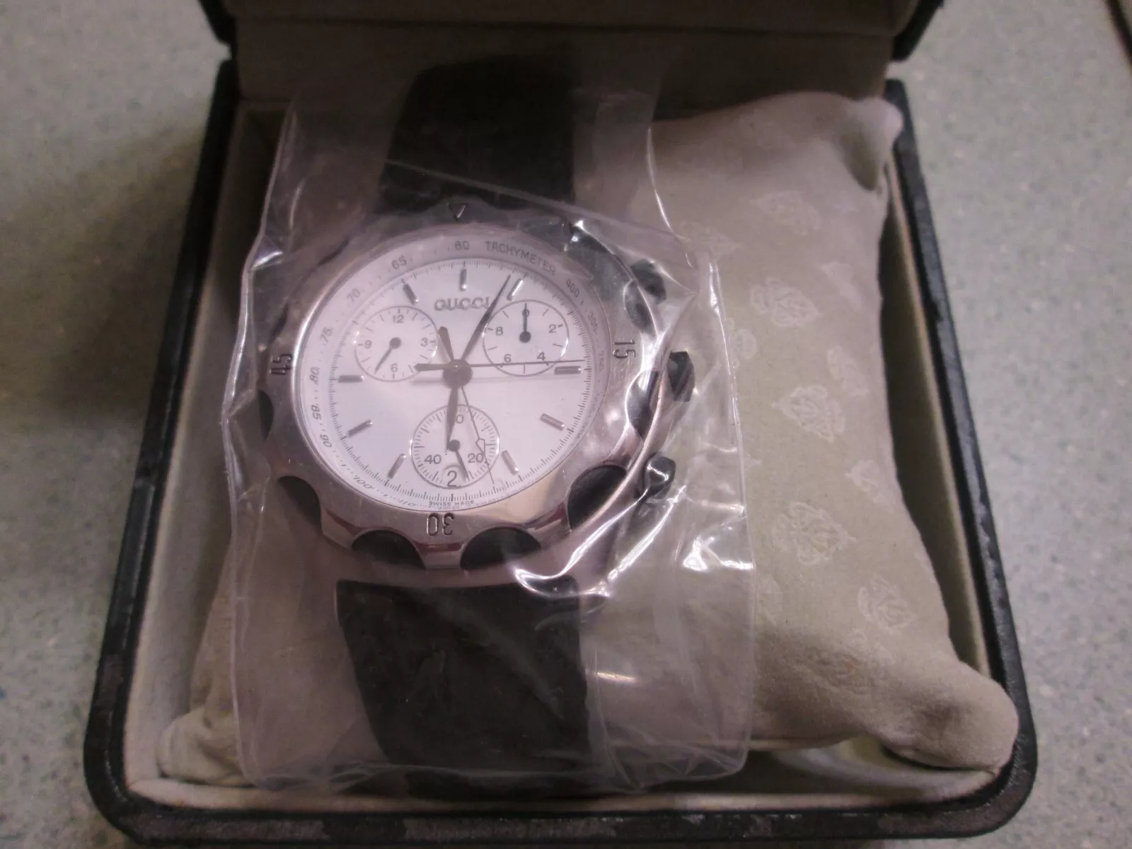 Gucci montre bracelet tachymètre chronographe 000037 cuir noir argent blanc