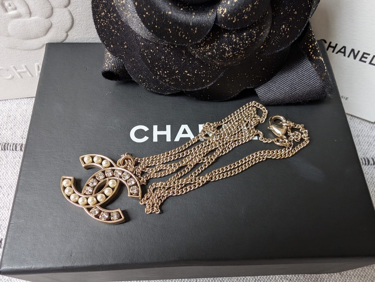 【希少】CHANEL pearl necklaceクリスタル＆パール ネックレス Authentic Chanel CC B14B Logo Pearl Crystal GHW Necklace box