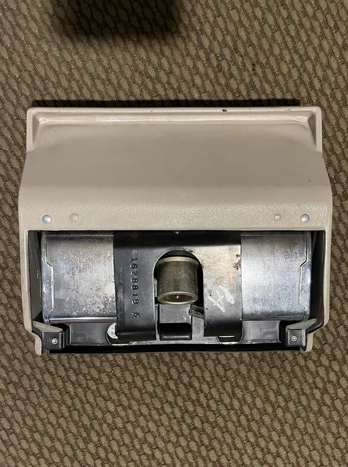 1992-1997 CADILLAC DEVILLE SEVILLE PAINEL BANDEJA DE CINZAS CONSOLE BANDEJA DE CINZAS DUPLA BEGE FABRICANTE DE EQUIPAMENTO ORIGINAL - Imagem 3 de 4