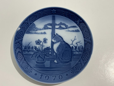 Royal Copenhagen 1970 Plate CHRISTMAS ROSE AND CAT 7 1/4''