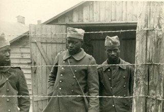 WW2.. Tirailleurs sénégalais prisonniers dans un camp derrière barbelés 07 1940