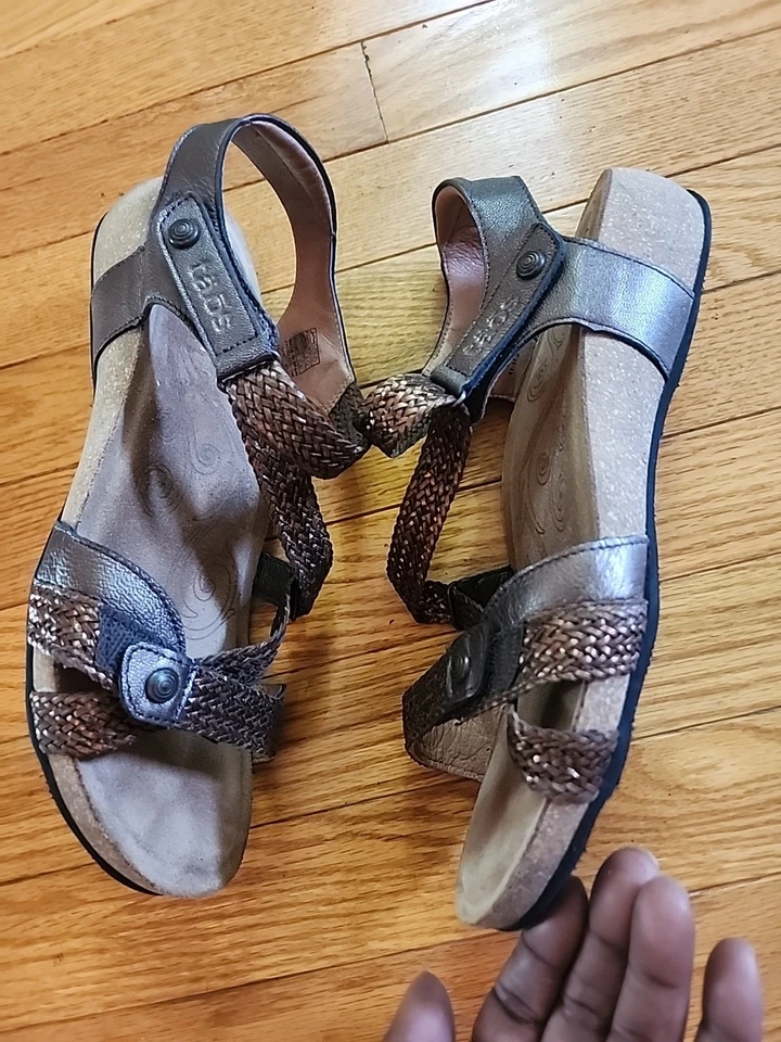 Sandalias Taos Trulie de cuero bronce brillante talla 11-11,5 usadas en excelente estado  Foto 3 de 4