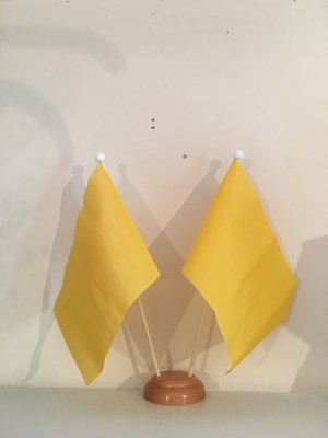 SCHLICHTE GELBE TISCHFAHNE DOPPEL-SET HOLZSOCKEL