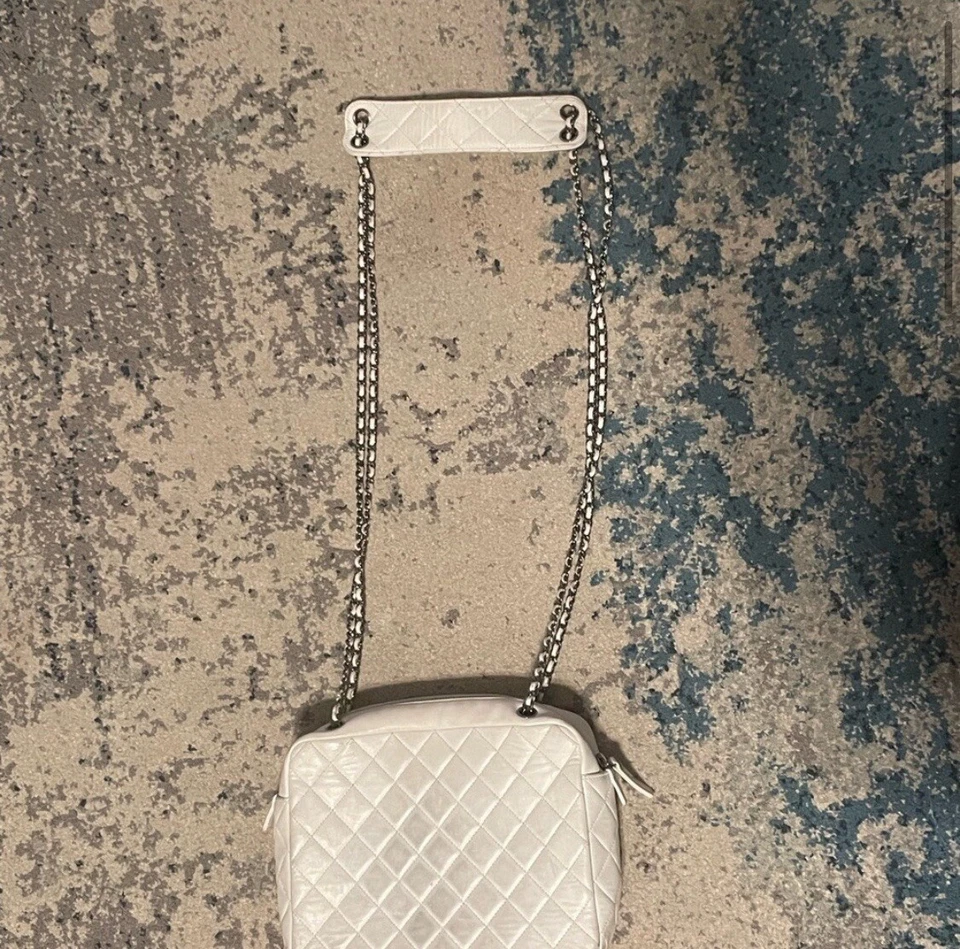 Bolsa Chanel branca pele de cordeiro preta ombre cravejada - Imagem 2 de 4