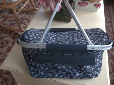 white insulated picnic bag