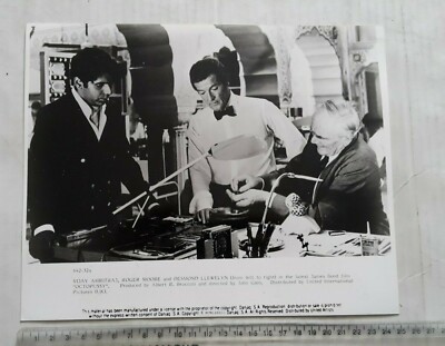 James Bond OCTOPUSSY Roger Moore Vijay Desmond Llewellyn Q PRESS PHOTO (1982) 