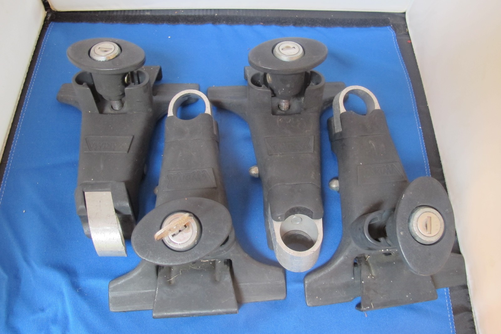 Set Of 4 Yakima 1A Raingutter Roof Rack Towers With Locks & Key Gutter Mount