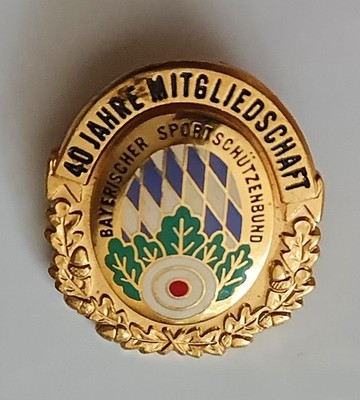 GOLD GERMANY SHOOTING RIFLE BSSB ENAMEL DIRNDL TRACHTEN OKTOBERFEST BADGE